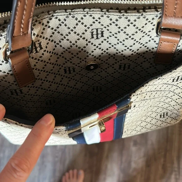 Tommy Hilfiger Beige Tote with Brown Handles - Picture 3 of 9